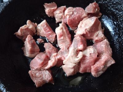 Plovas su jautiena, čili pipirais, barbaru ir česnaku Žingsnis 1