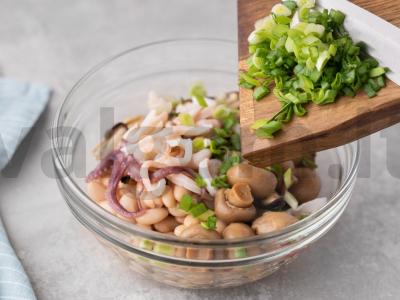 Salotos su balta konservuota pupelėmis ir žirneliais Žingsnis 4