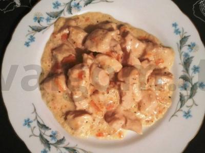 Vištienos krūtinėlė pieno padaže su chmeli-suneli pagrindine nuotrauka