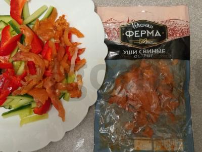 Daržovių salotas su aštriais kiaulės ausimis Žingsnis 3