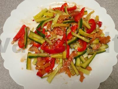 Daržovių salotas su aštriais kiaulės ausimis Žingsnis 5