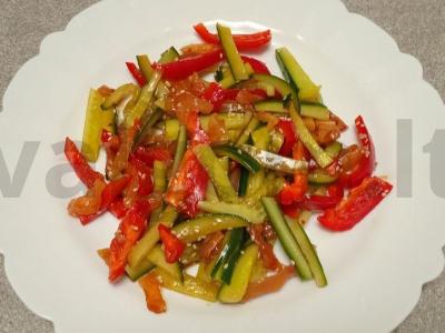 Daržovių salotas su aštriais kiaulės ausimis pagrindine nuotrauka