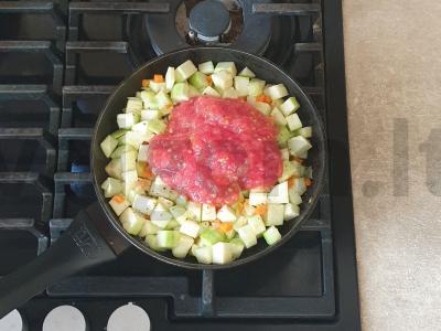 Troškinti daržovės su pomidorais ir česnaku Žingsnis 6