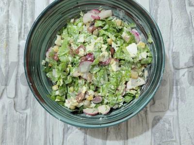 Salotas su ridikėliais ir kiaušiniu pagrindine nuotrauka