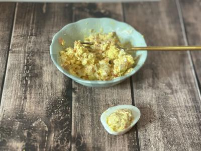 Įdaryti kiaušiniai su varškės sūriu ir raudona žuvimi Žingsnis 3