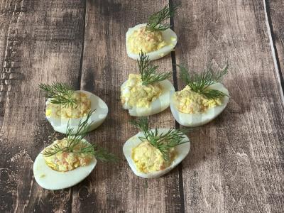 Įdaryti kiaušiniai su varškės sūriu ir raudona žuvimi Žingsnis 4