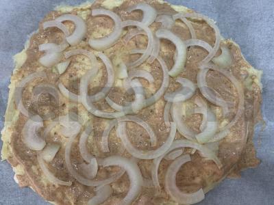 Pica ant rauginto pieno su svogūnais ir mocarela Žingsnis 9