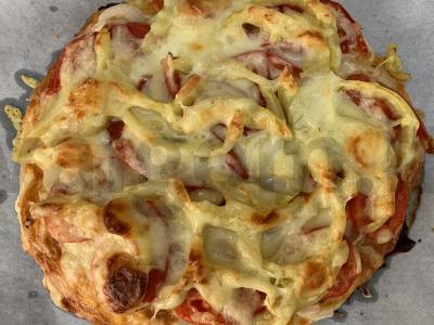 Pica ant rauginto pieno su svogūnais ir mocarela pagrindine nuotrauka