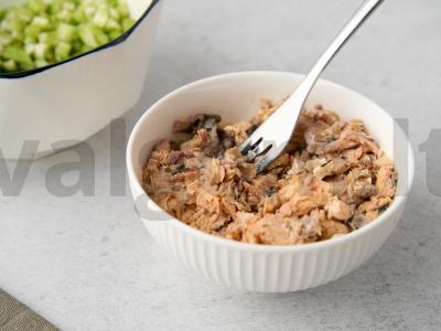 Sumuštinis su konservuotu lašiša ir česnako padažu Žingsnis 2