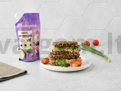 Sumuštinis su konservuotu lašiša ir česnako padažu pagrindine nuotrauka