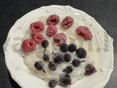 Ryžių košė su migdolų pienu ir uogomis pagrindine nuotrauka