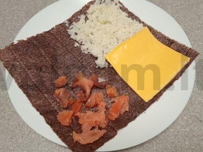 Sushi sumuštinis su rūkytomis lašišomis ir menkių ikrais Žingsnis 4