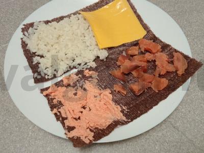 Sushi sumuštinis su rūkytomis lašišomis ir menkių ikrais Žingsnis 5