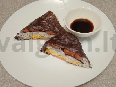 Sushi sumuštinis su rūkytomis lašišomis ir menkių ikrais pagrindine nuotrauka