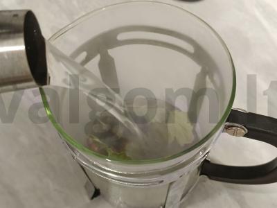 Žalioji arbata su liepa ir juodąja serbentu Žingsnis 4