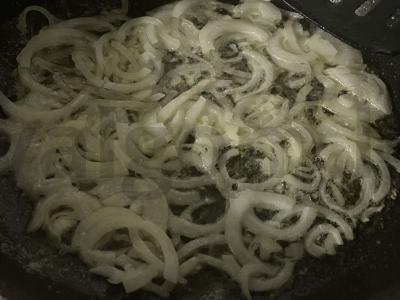 Vištienos kepenėlės su svogūnais pietums Žingsnis 3