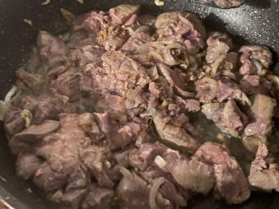 Vištienos kepenėlės su svogūnais pietums Žingsnis 5