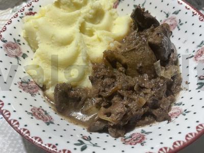 Vištienos kepenėlės su svogūnais pietums pagrindine nuotrauka