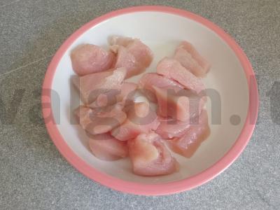 Vištienos krūtinėlės šašlykai ant svogūnų pagalvėlės orkaitėje Žingsnis 1