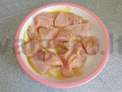 Vištienos krūtinėlės šašlykai ant svogūnų pagalvėlės orkaitėje Žingsnis 3