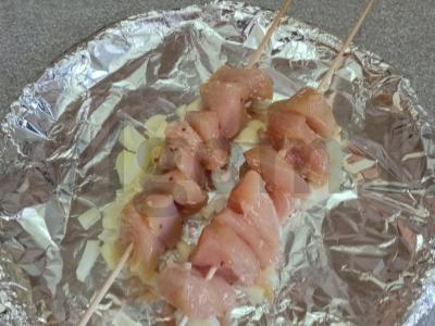 Vištienos krūtinėlės šašlykai ant svogūnų pagalvėlės orkaitėje Žingsnis 6