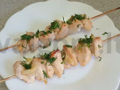 Vištienos krūtinėlės šašlykai ant svogūnų pagalvėlės orkaitėje pagrindine nuotrauka