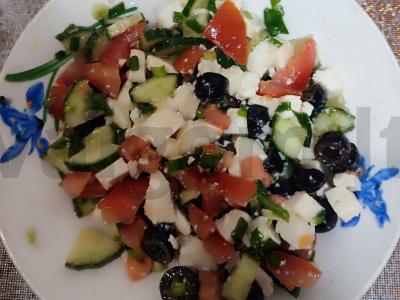 Graikiškas salotas su Adygei sūriu Žingsnis 3