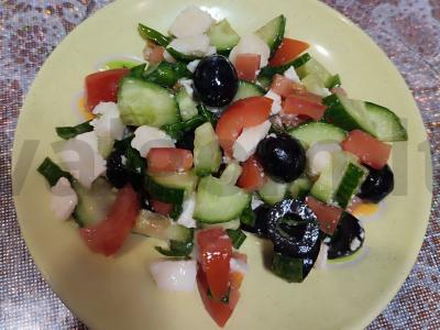 Graikiškas salotas su Adygei sūriu pagrindine nuotrauka