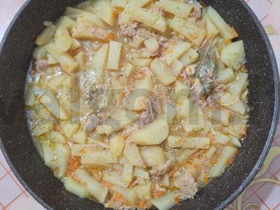 Bulvės su vištienos troškiniu pagrindine nuotrauka