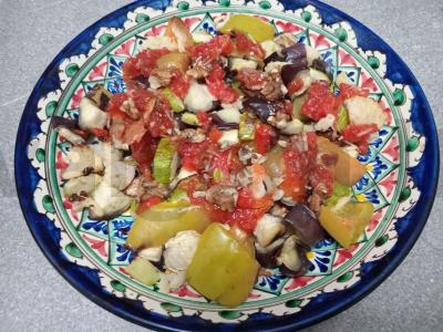 Keptų daržovių salotos su pomidorų padažu pagrindine nuotrauka