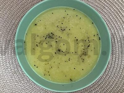 Žirnių ir vištienos sriuba pietums pagrindine nuotrauka