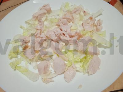 Pekino kopūstų salotos su rūkytomis vištienos krūtinėlėmis ir džiovintais pomidorais Žingsnis 2