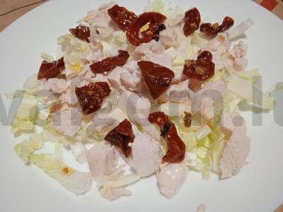 Pekino kopūstų salotos su rūkytomis vištienos krūtinėlėmis ir džiovintais pomidorais Žingsnis 3