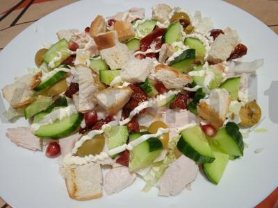 Pekino kopūstų salotos su rūkytomis vištienos krūtinėlėmis ir džiovintais pomidorais pagrindine nuotrauka