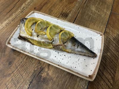 Skumbrė, kepta su citrina ir krapais folijoje pagrindine nuotrauka