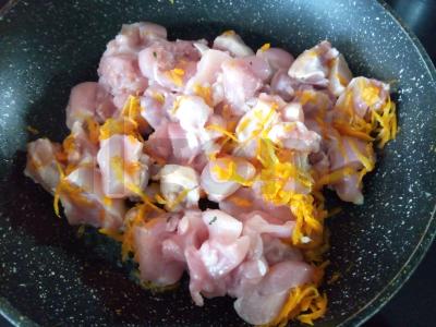 Vištienos šlaunelių troškinys su pomidorų padažu Žingsnis 3