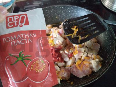 Vištienos šlaunelių troškinys su pomidorų padažu Žingsnis 4