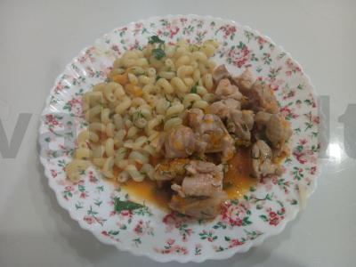 Vištienos šlaunelių troškinys su pomidorų padažu pagrindine nuotrauka