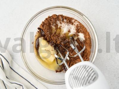 Šokoladinis tortas su rūgpieniu Žingsnis 1