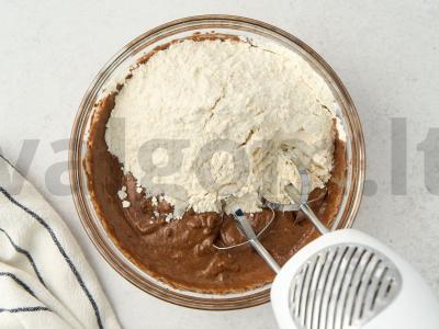 Šokoladinis tortas su rūgpieniu Žingsnis 3