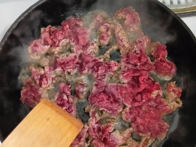 Elnių mėsa pomidorų padaže Žingsnis 3