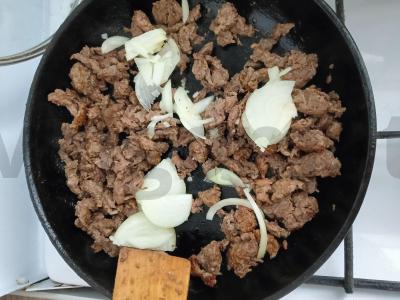 Elnių mėsa pomidorų padaže Žingsnis 4