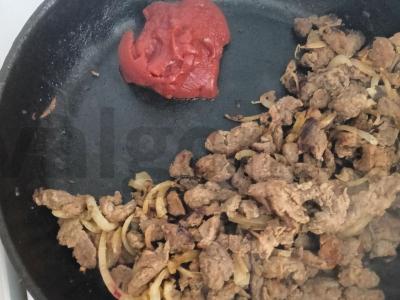 Elnių mėsa pomidorų padaže Žingsnis 5