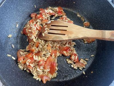 Orzo makaronai su pomidorais ir sūriu Žingsnis 2