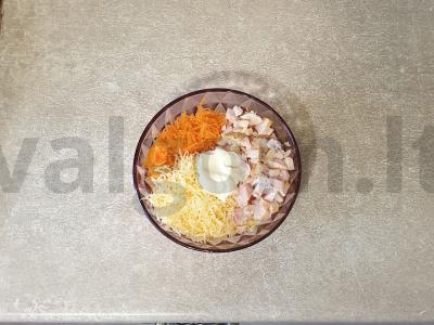 Salotas su rūkytomis vištienos krūtinėlėmis ir morkomis Žingsnis 4