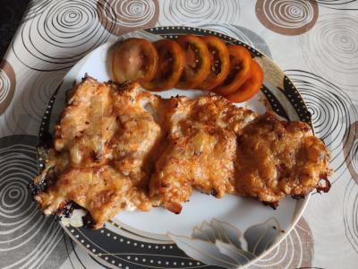 Kailinis triušis, keptas su grietinės padažu po sūriu pagrindine nuotrauka