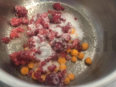 Šaltalankių ir aviečių gėrimas su aviečių lapais Žingsnis 1