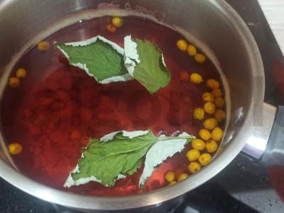 Šaltalankių ir aviečių gėrimas su aviečių lapais pagrindine nuotrauka