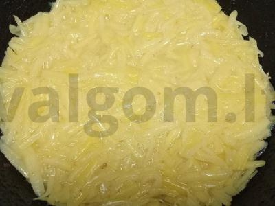 Bulvių apkepas su rūkytomis lašišomis keptuvėje Žingsnis 5