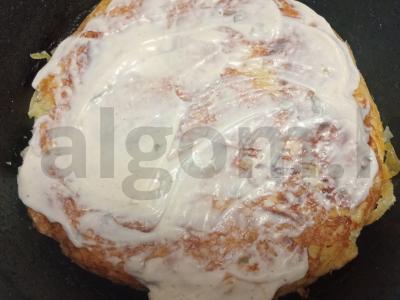 Bulvių apkepas su rūkytomis lašišomis keptuvėje Žingsnis 8